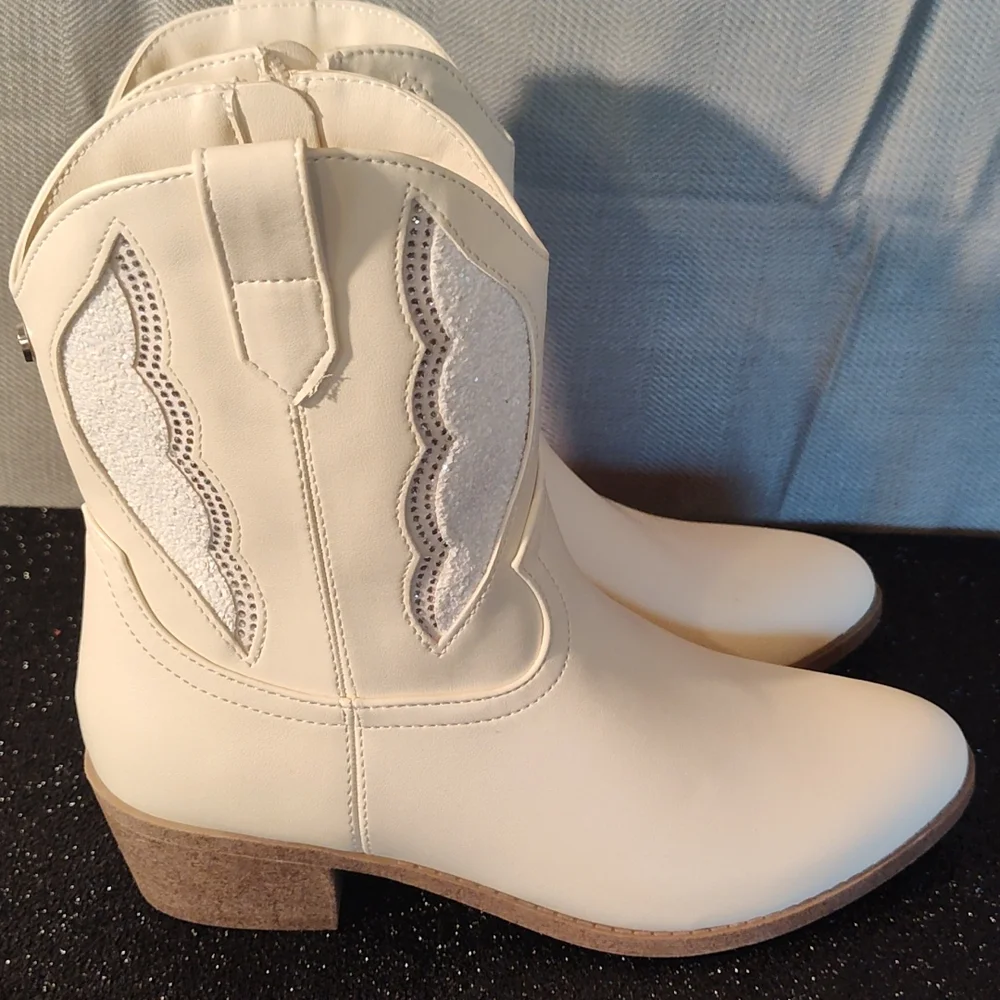 Madden NYC Boots - Picture 2 of 9